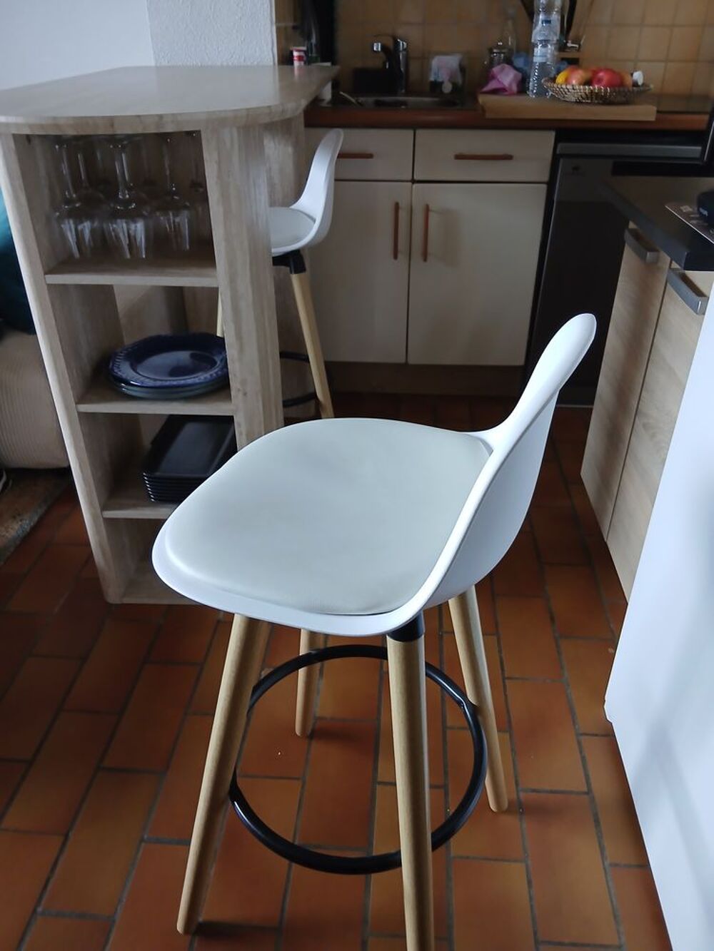Tr&egrave;s belle table effet travertin. Cuisine