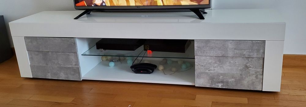Meuble TV blanc laqu&eacute; / gris ciment Meubles