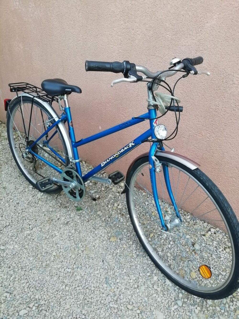 V&eacute;lo mixte adulte cause d&eacute;part Diamondback Curaca Vélos