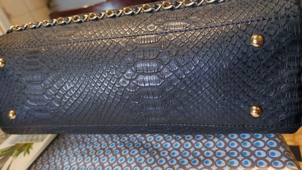 Superbe sac cuir vegan fa&ccedil;on reptile. breloque en fausse fourrure. BCBG. plusieurs compartiments int&eacute;rieur Maroquinerie