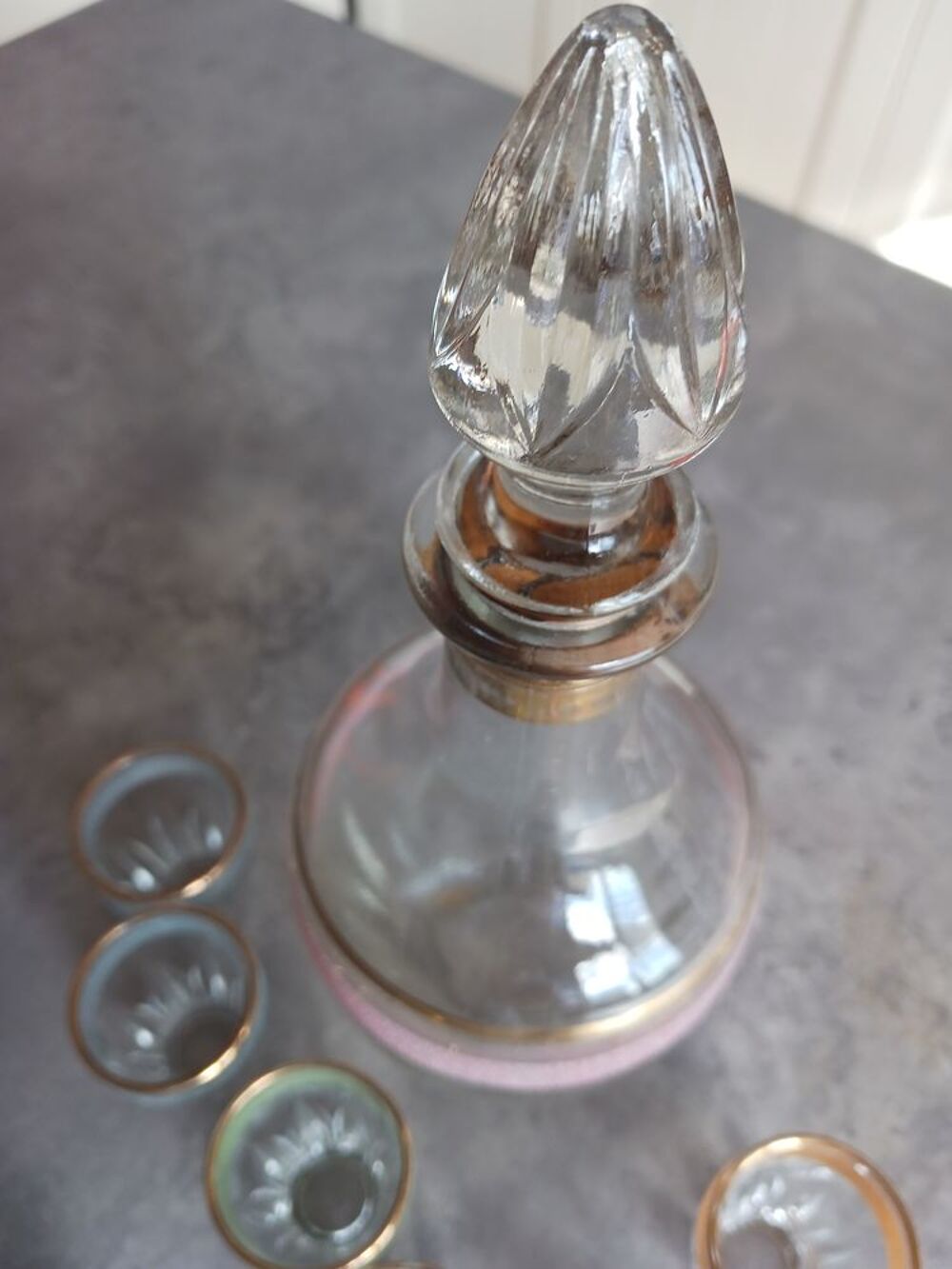 Ensemble de carafe et verres en verre avec bordures dor&eacute;es Décoration