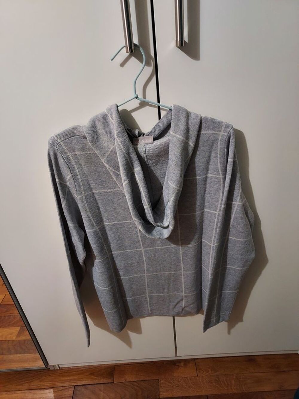 T-shirt/Pull &agrave; capuche &agrave; carreaux gris/blanc Vtements