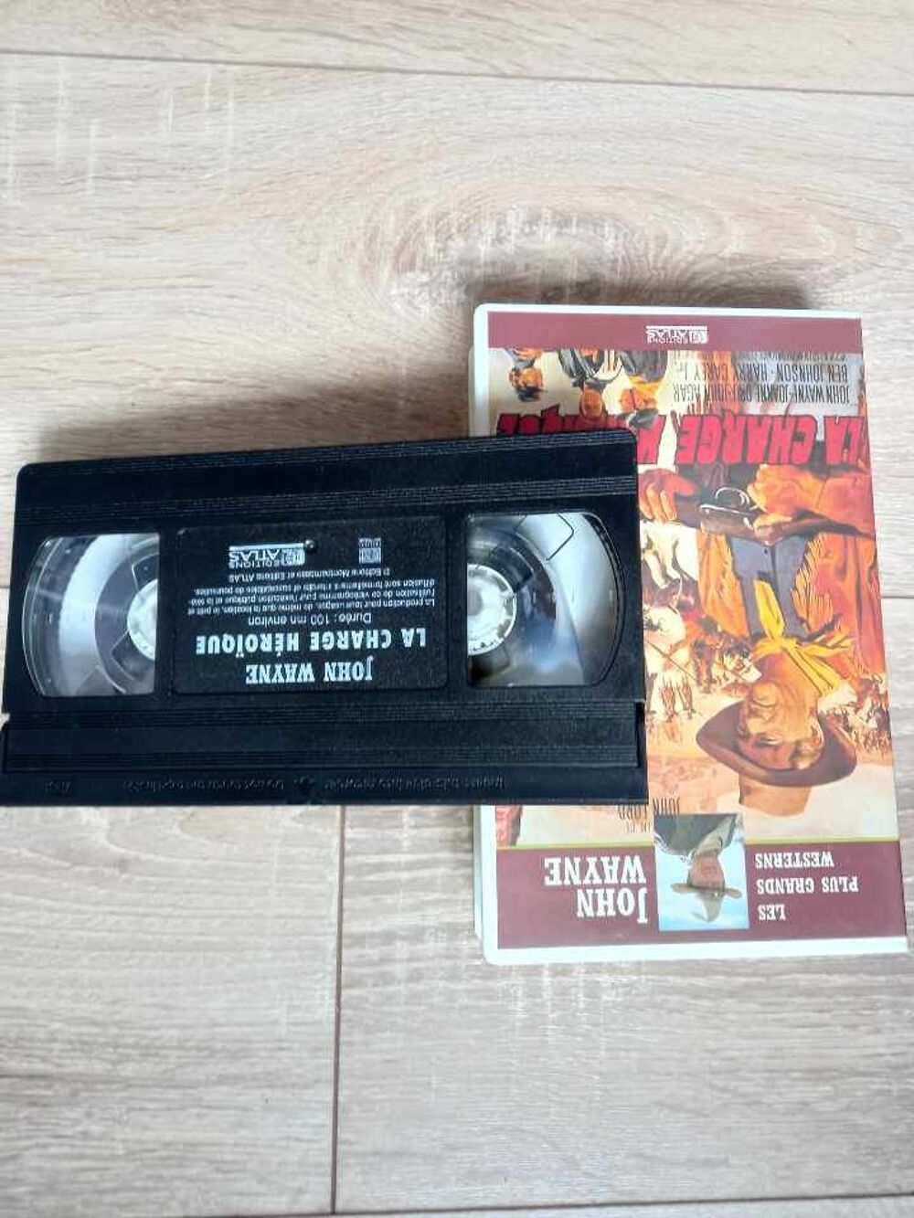 Vhs La charge H&eacute;ro&iuml;que avec John Wayne DVD et blu-ray