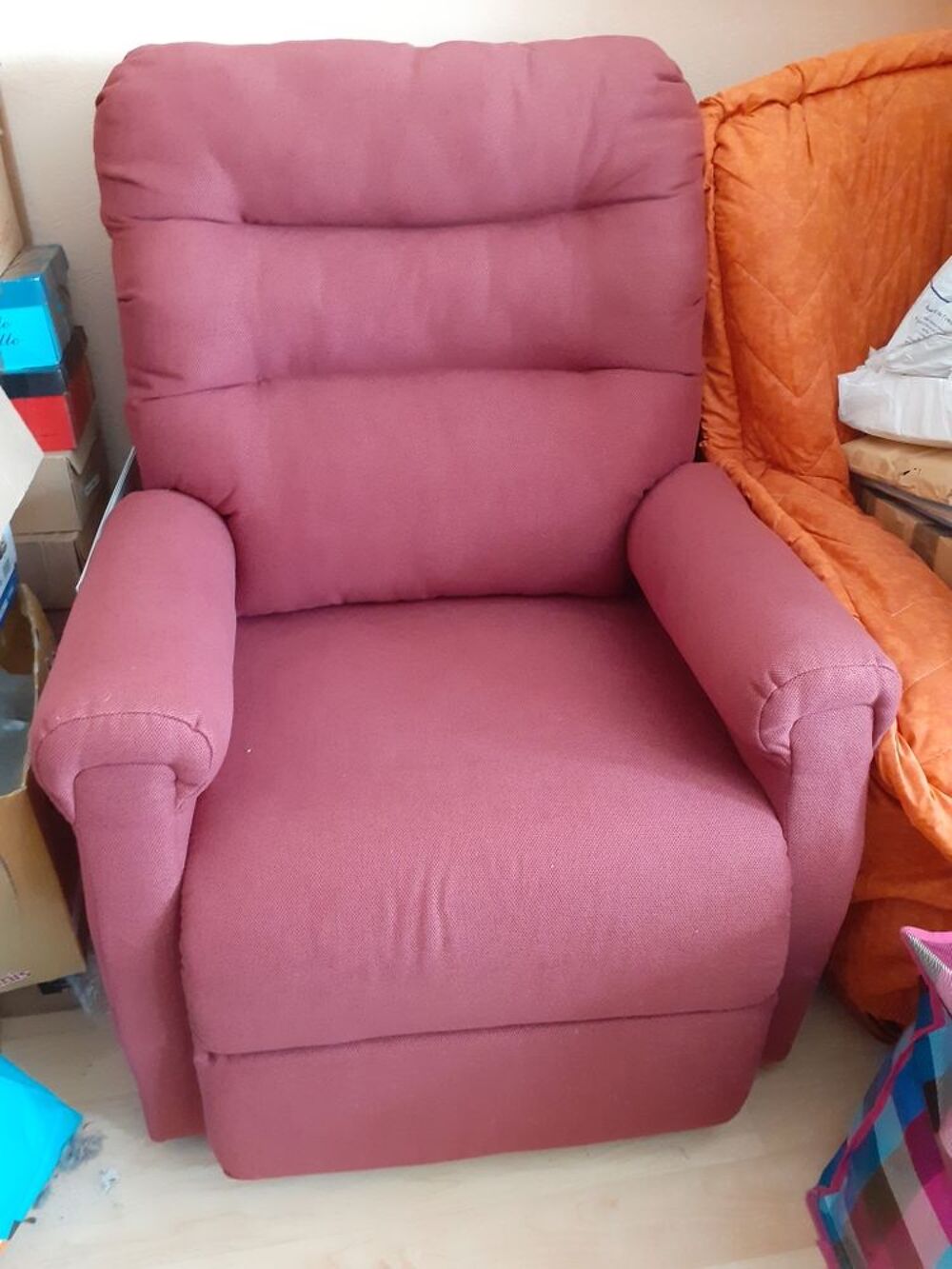 CAUSE D&Eacute;M&Eacute;NAGEMENT SUPERBE FAUTEUIL &Eacute;LECTRIQUE EN TISSU DE COULEUR FRAMBOISE. NEUF. Meubles