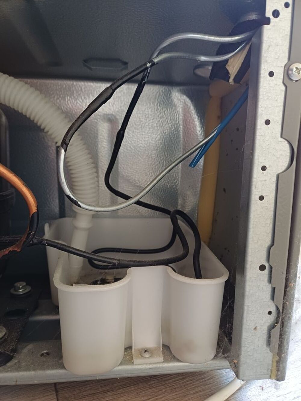 Refrig&eacute;rateur combin&eacute; ESSENTIEL B Electroménager