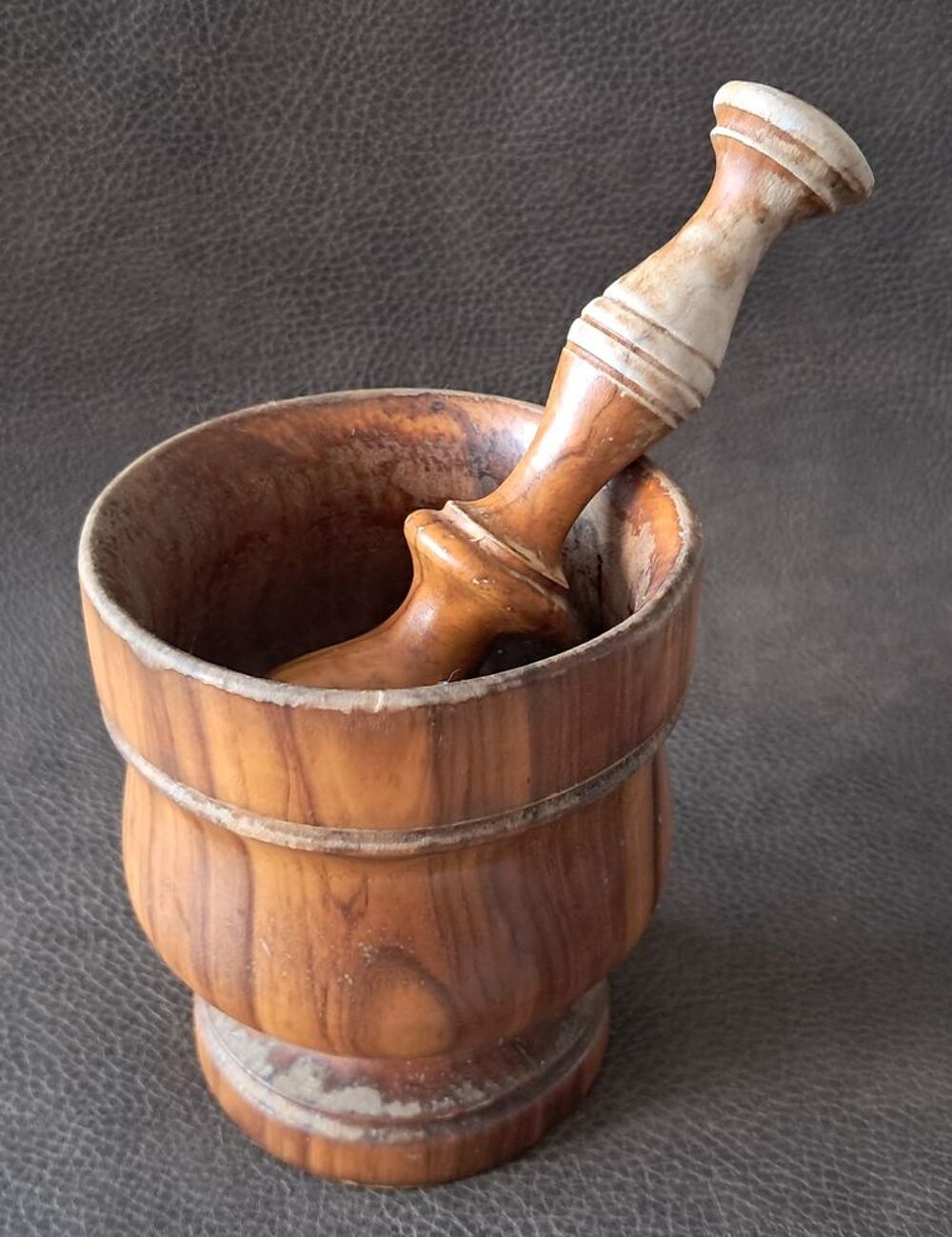 creuset et pilon en bois tourn&eacute; ancien vintage Décoration