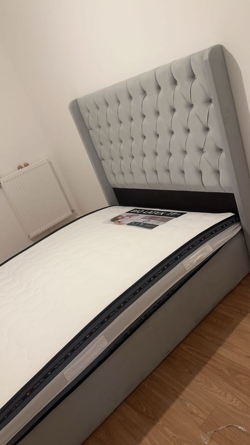 Lit capitonn&eacute; 140x190 avec matelas €" excellent &eacute;tat Meubles