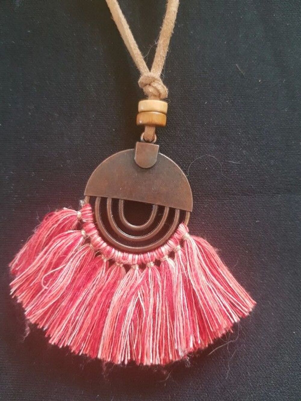 Sautoire cordon en cuir de 80 cm pendentif m&eacute;tal et fils de Bijoux et montres