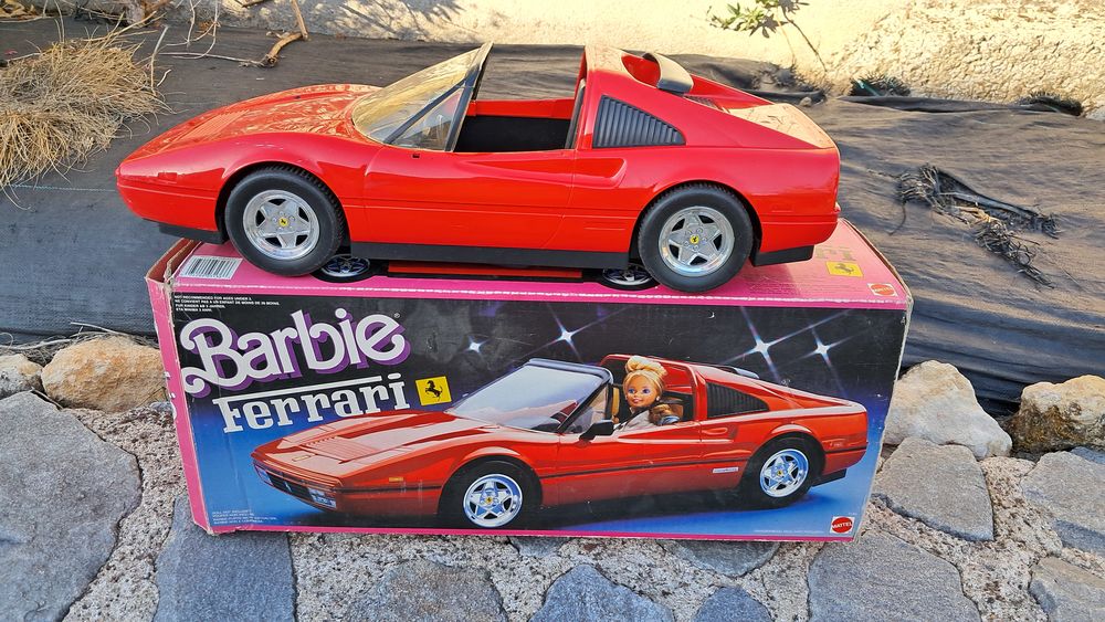 Automobile FERRARI pour poup&eacute;e BARBIE 
Jeux / jouets