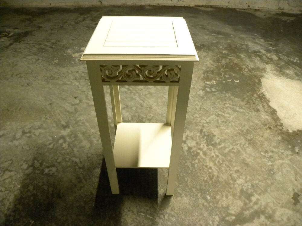 Gu&eacute;ridon avec tablette (table haute carr&eacute;e) Meubles