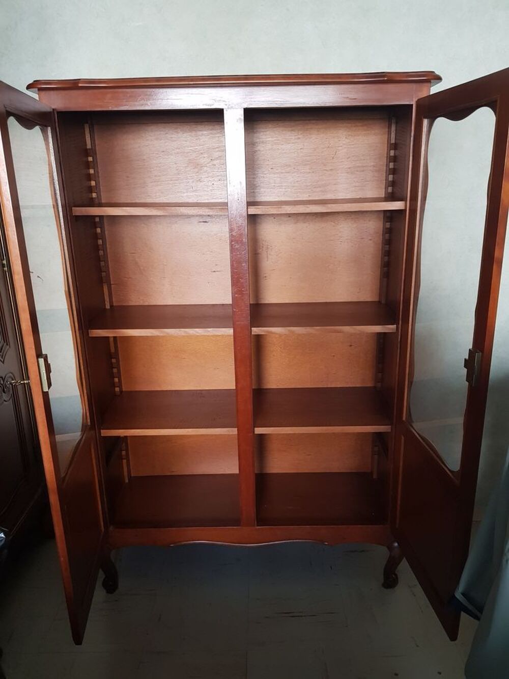 Biblioth&egrave;que vitrine en merisier
Meubles