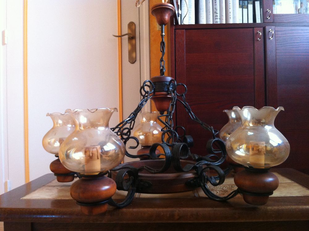 2 lustres fer forg&eacute;s et bois Décoration