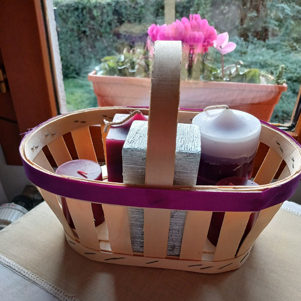 LOT de 5 BOUGIES dans petit panier bois	 Décoration