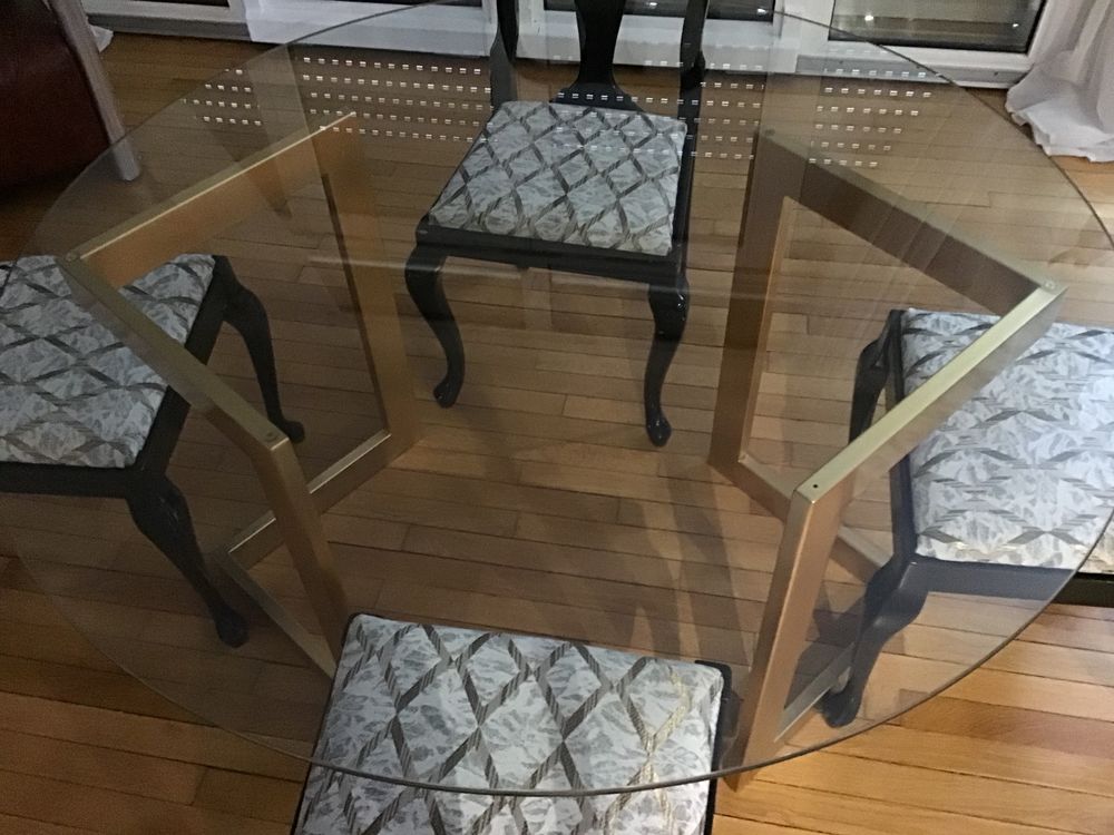 Table design + 4 chaises + bout de canap&eacute; Meubles