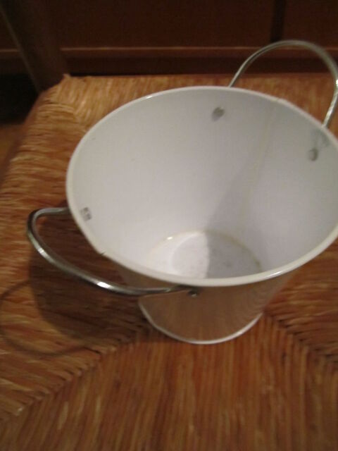 Pot � crayons ou autre en m�tal blanc avec 2 anses 0 M�rignies (59)