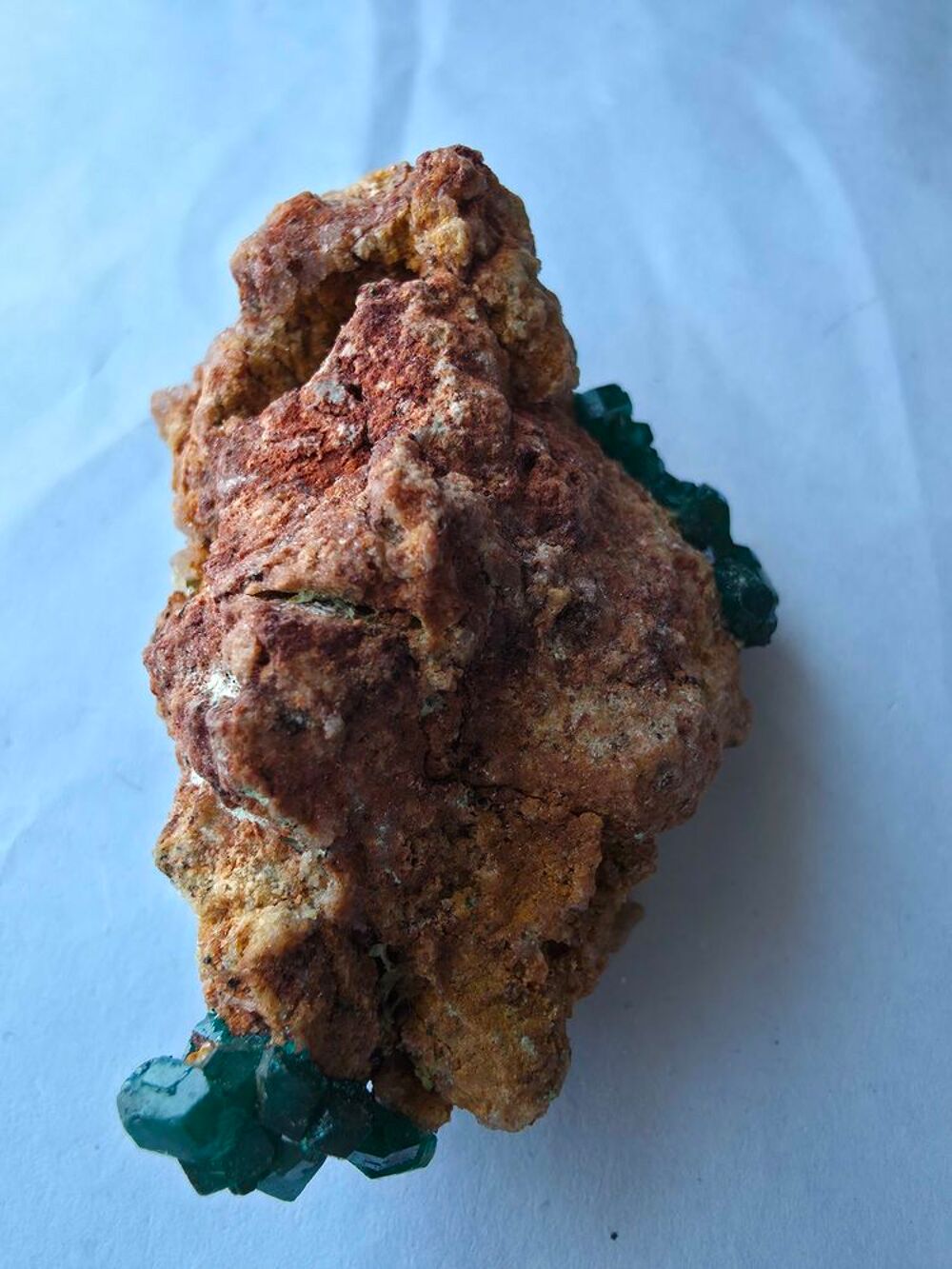 Magnifique Dioptase sur Matrice-Cristaux Vert Emeraude-RDC 50g 