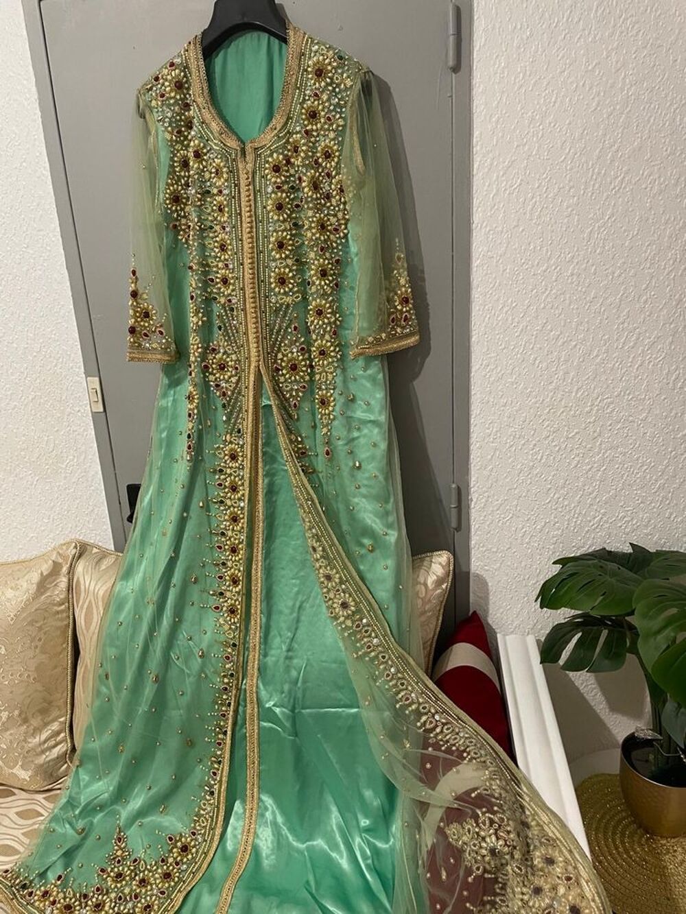 Caftan Takchita de lux 3 pi&egrave;ces vert d'eau &amp;Or Taille 40/42 Vêtements