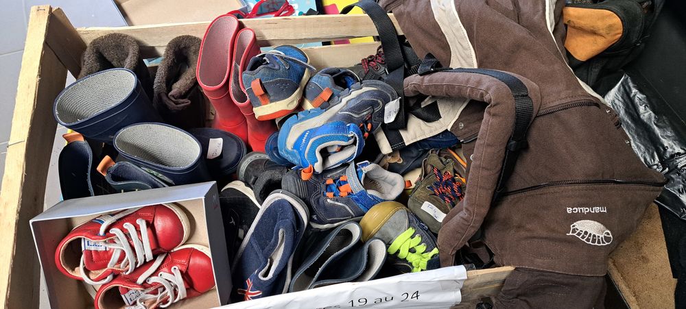 Chaussures ,bottes du 19 au 24 et un porte BB Manduca Chaussures enfants