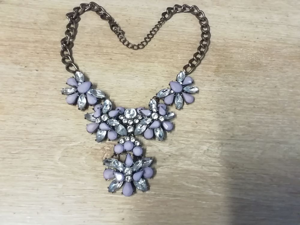 Collier pendentif de toute beaut&eacute; Bijoux et montres