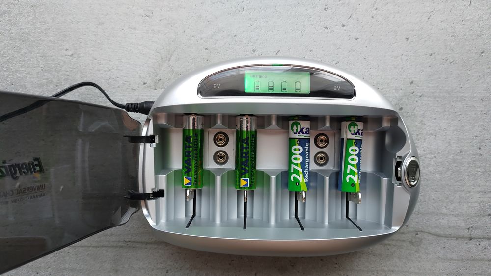 Chargeur de Batterie Universel Energizer avec 22 Piles/Accus Matriel informatique