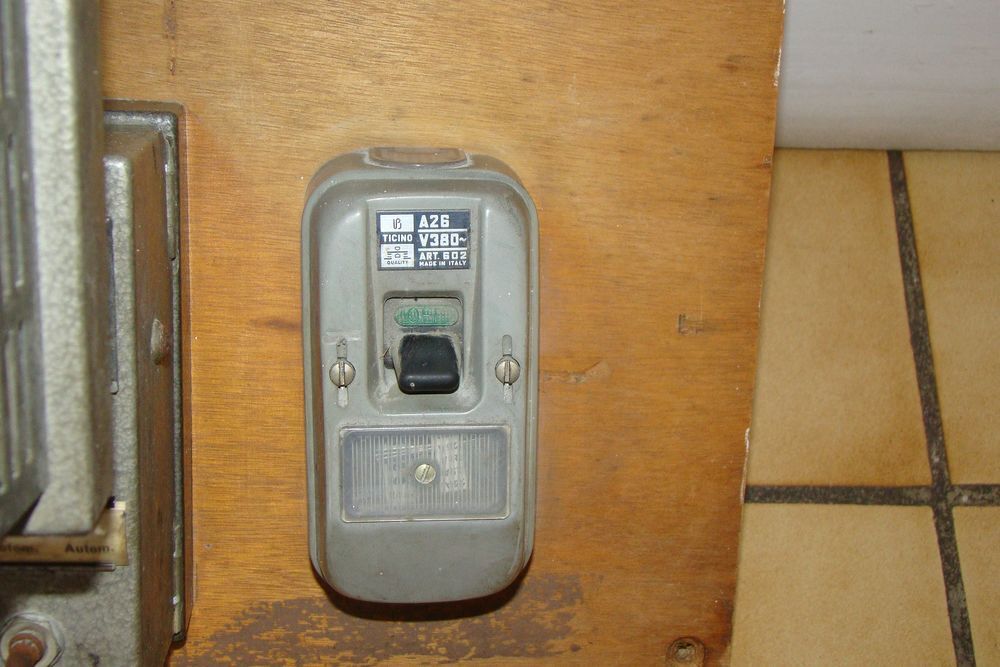 Ancien hygrom&egrave;tre suisse - HAENNI + Disjoncteur TICINO
Bricolage