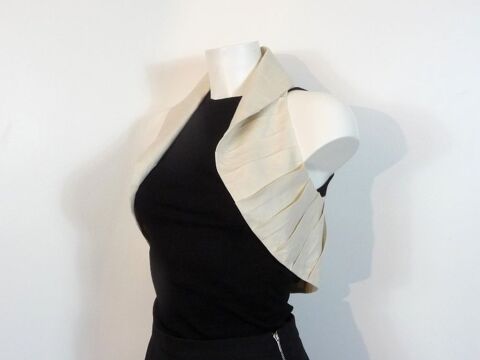 Top/ Boléro/ Veste Court en Tissu Beige sans manches- Eleene 50 Paris 15 (75)
