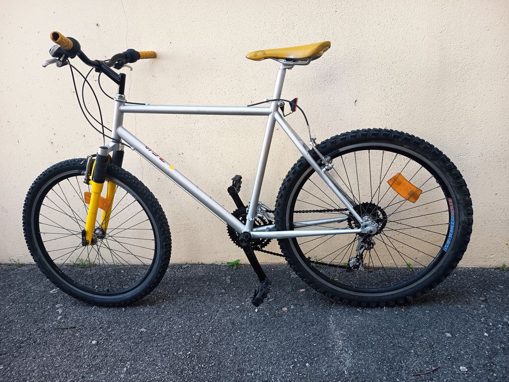 vtt 26 pouces argente suspension avant -
Vélos