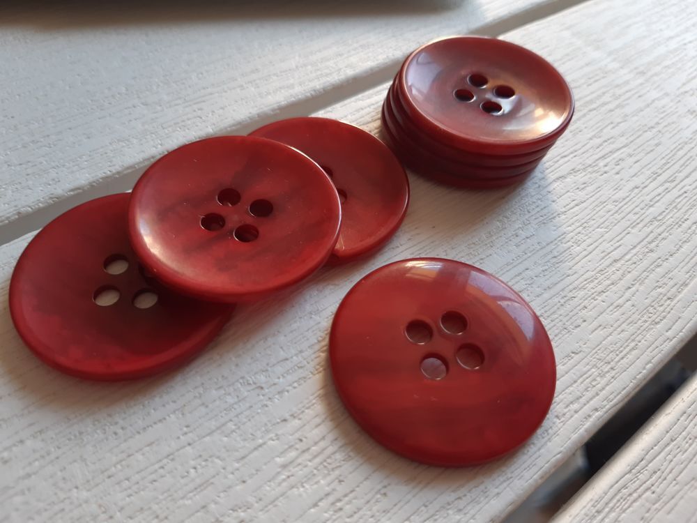 Lot de 8 boutons GM D 4cm en plastique rouges Bijoux et montres