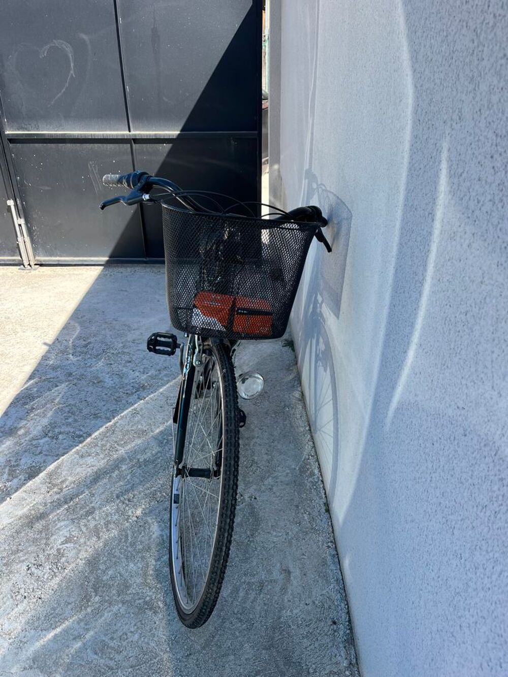V&eacute;lo de ville Go Sport noir avec panier Vélos
