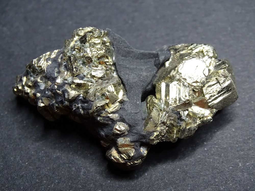 Pyrite RARE Serre-Pon&ccedil;on Hautes-Alpes France 132,10 carats 