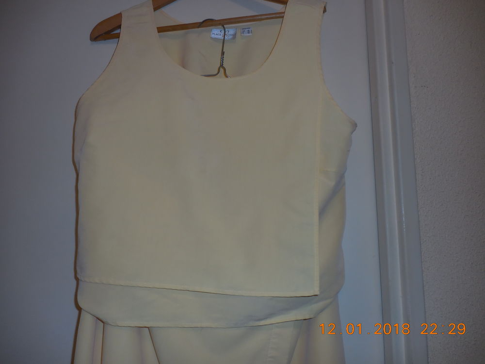 ensemble jupe et chemisier 48
Vêtements