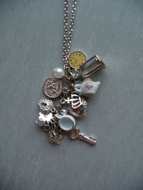 Collier avec 19 jolies breloques - Neuf 15 Celles-sur-Belle (79)