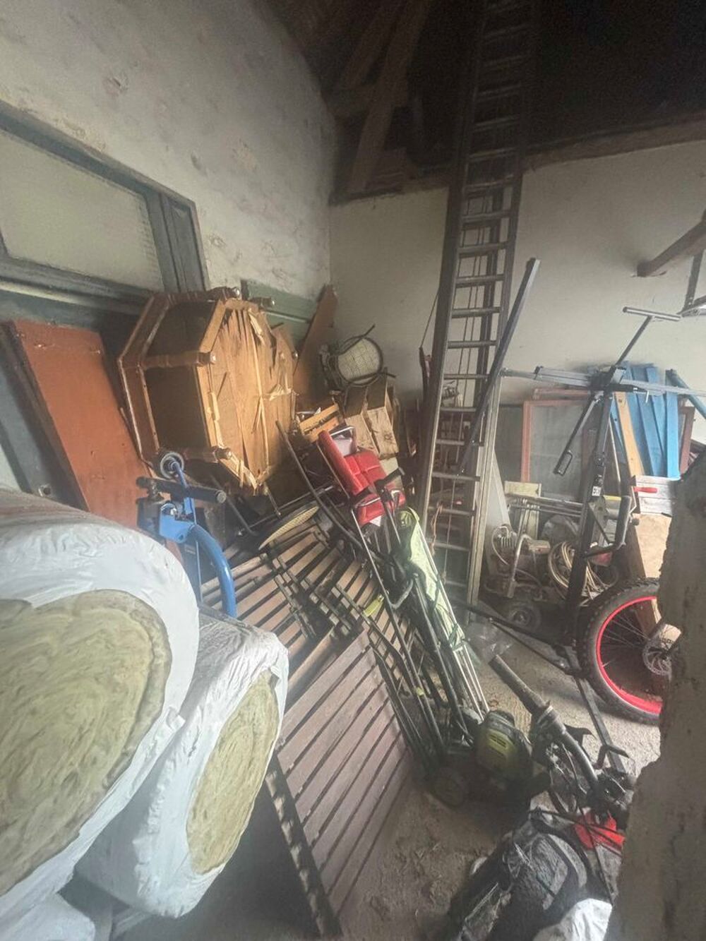 €oeVide grande maison avec beaucoup de mat&eacute;riel de travaux et de bricolage, mat&eacute;riel de b&agrave;&cent;timent, meubles Bricolage
