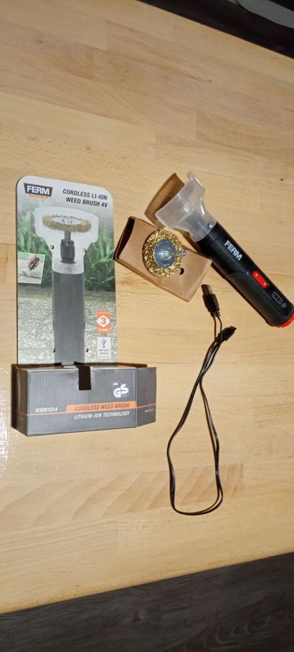 Brosse rotative sur accus FERM - nettoyage pav&eacute;s, bordures Jardin
