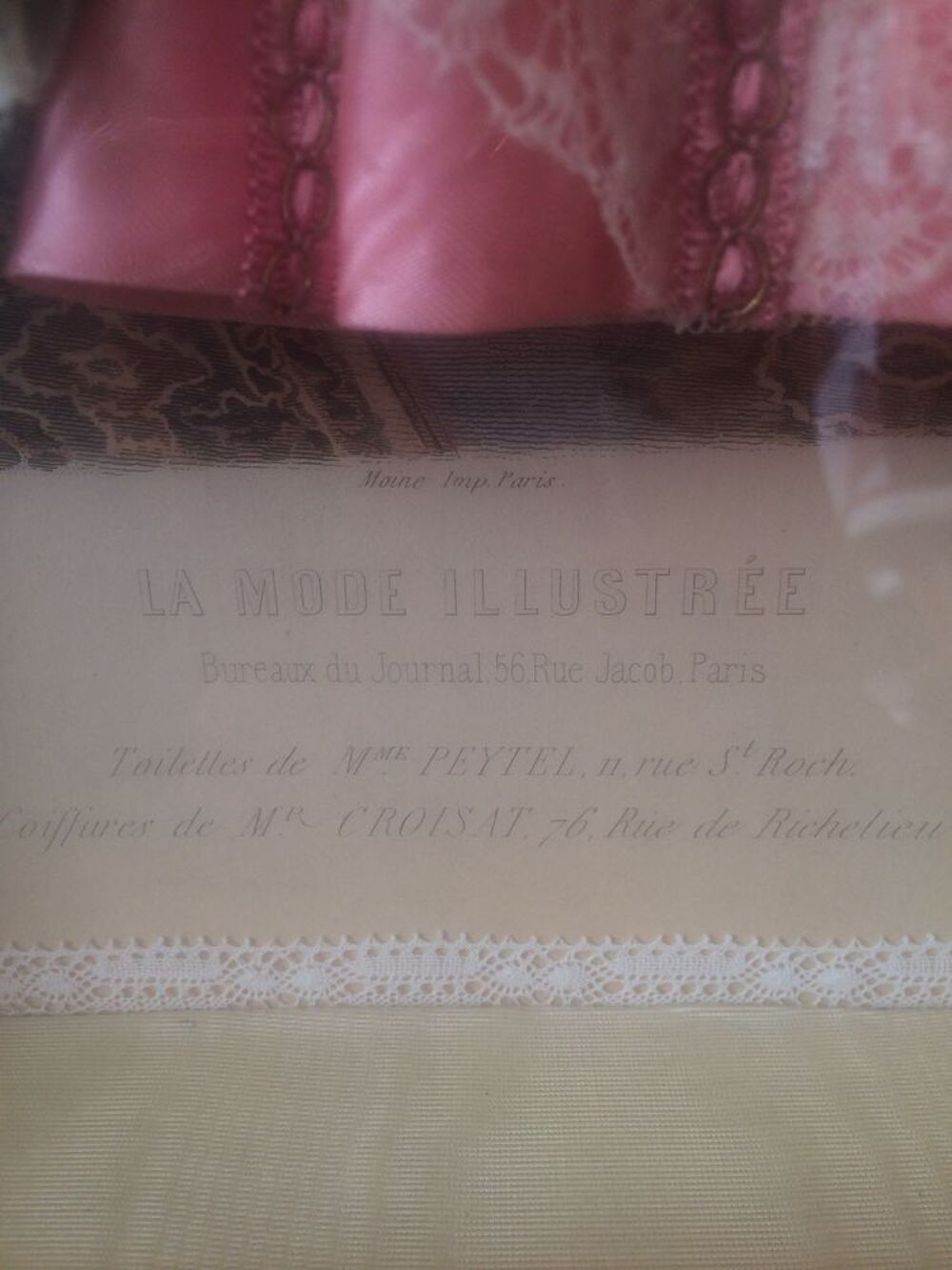 Gravure mode habill&eacute;e sous verre encadr&eacute;e Décoration
