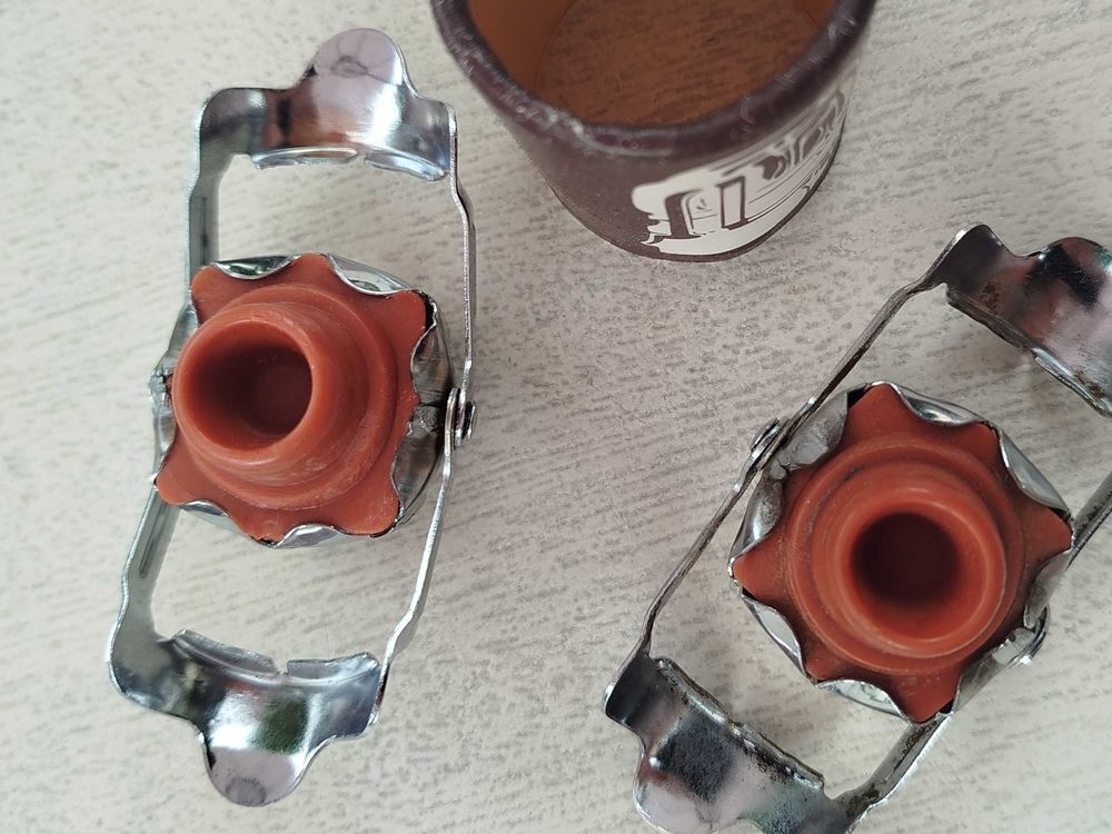 Lot de 2 bouchons &agrave; champagne Vintage (TBE) 