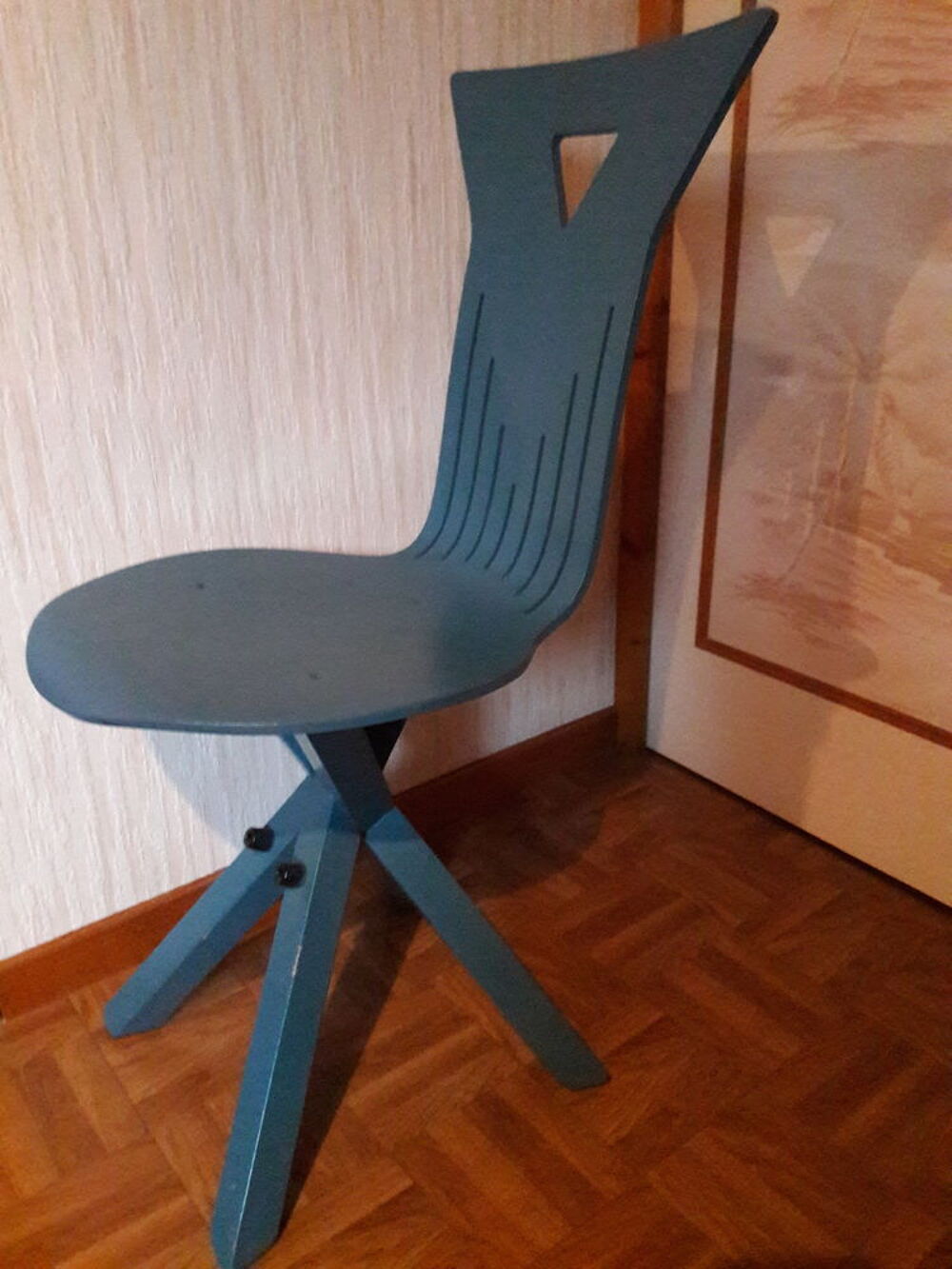Chaise Bleue en bois. 10 . Meubles