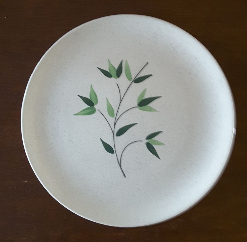 Assiette en fa&iuml;ence peinte main - Motif feuilles - France Cuisine