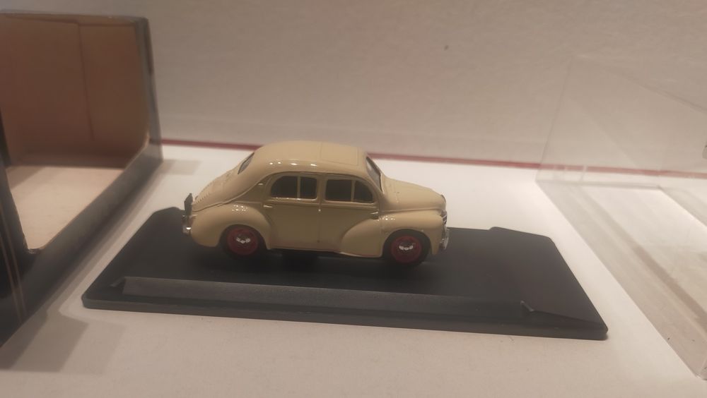 miniature Renault 4CV Berline 1954 au 1/43e
Jeux / jouets