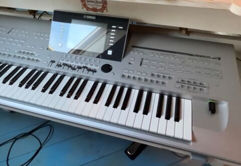Clavier arrangeur Yamaha TYROS 4 tr�s peu utilis� Bonn�table (72)