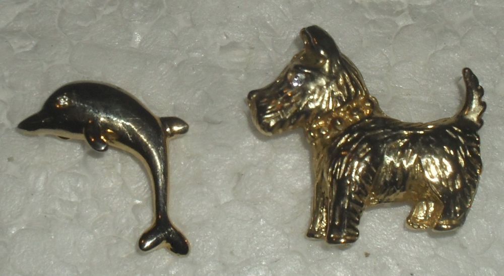 Lot de 2 broches dor&eacute;es Dauphin et Chien. Bijoux et montres