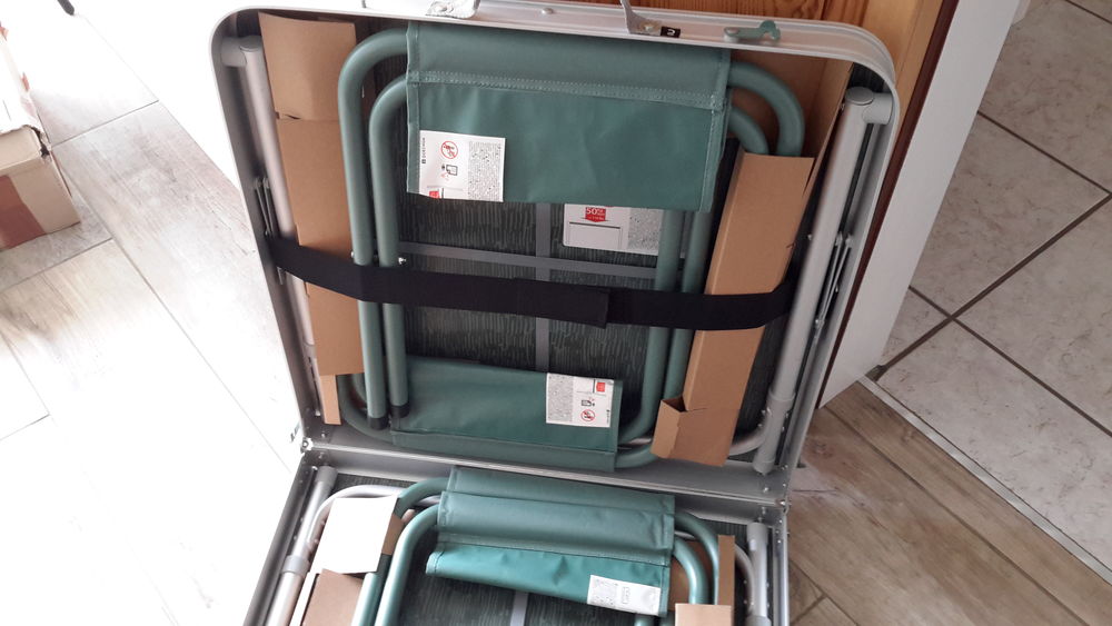 table valise avec quatre tabourets Meubles