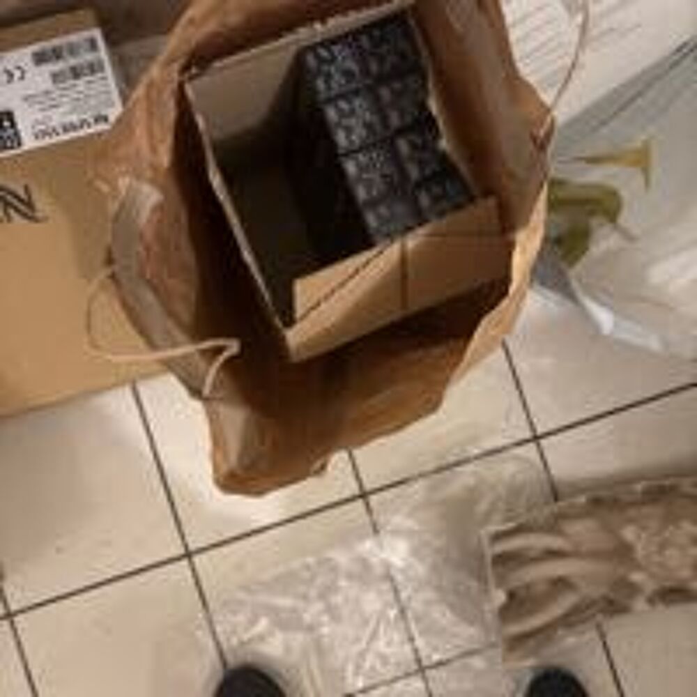 cafeti&egrave;re nespresso dans son emballage d'origine avec 100 capsules Electroménager