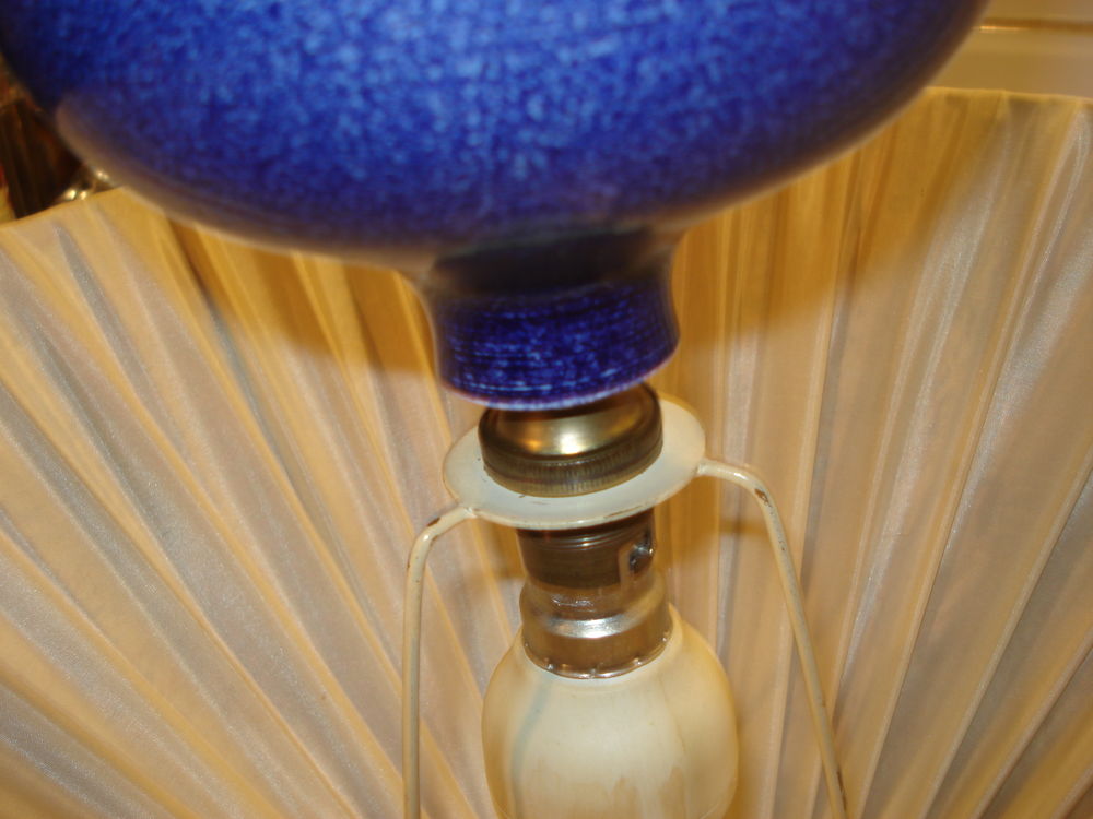 Lampe constitu&eacute;e d'un vase d&eacute;cor bleu en fa&iuml;ence Décoration