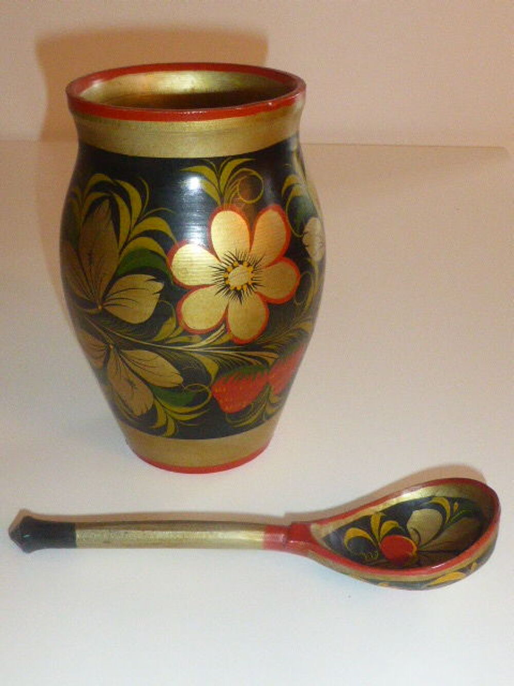 Vase et cuill&egrave;re en bois russe d&eacute;cor fraise Décoration