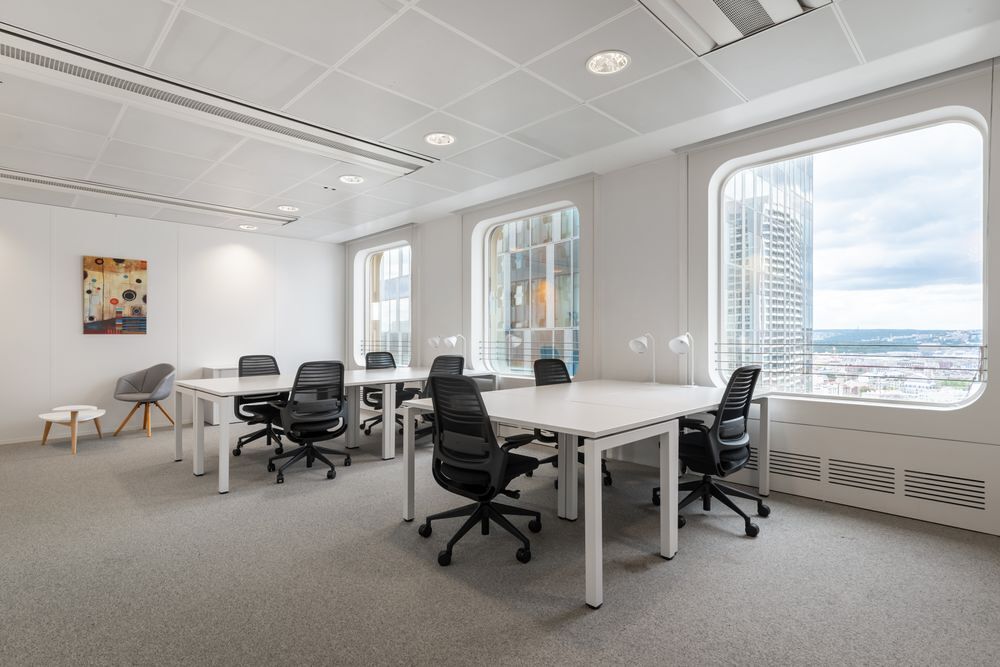   Réservez un espace de bureau ouvert pour les entreprises de toutes tailles à Paris La Defense Tour Ariane Puteaux