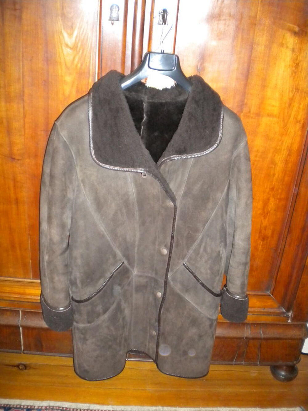 VESTE LONGUE PEAU RETOURNEE 
Vêtements