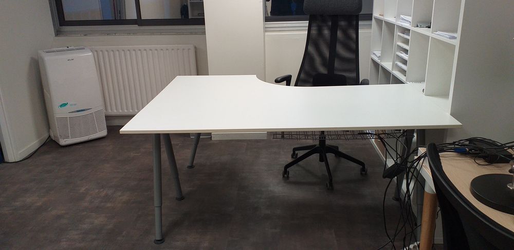 BUREAUX MODELE IKEA
Meubles