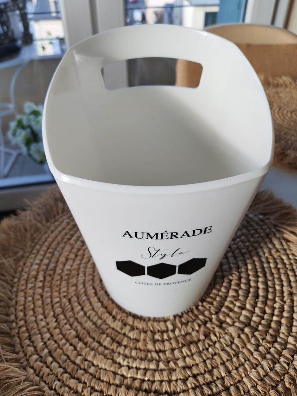 Seau a gla&ccedil;ons pour tenir au frais vos boissons cet &eacute;t&eacute;. Décoration