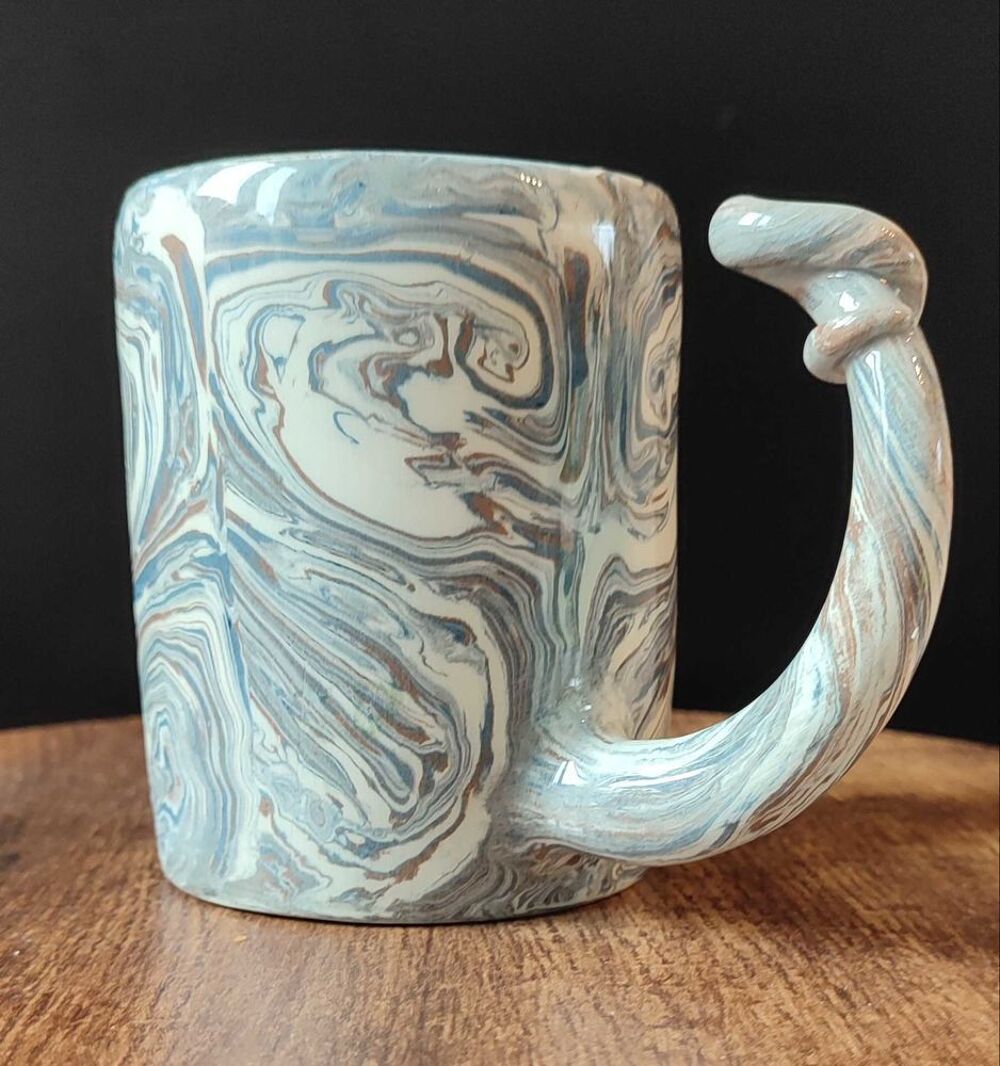 Mug en c&eacute;ramique artisanale sign&eacute; d&eacute;cor marbr&eacute;, pi&egrave;ce unique 